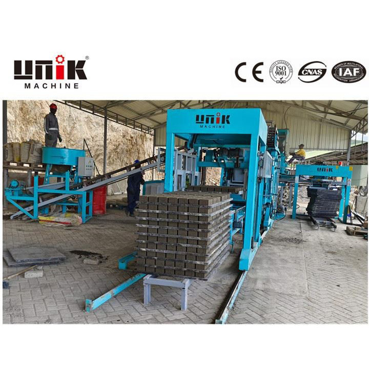 Stroj na výrobu stlačených zemných blokov