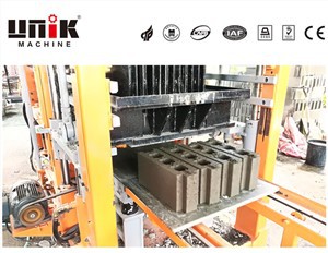 Stroj na výrobu tehál