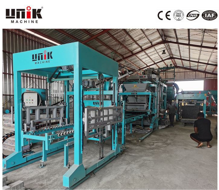 Stroj na výrobu hydraulických obrubníkov