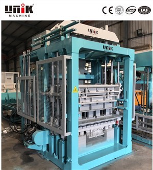 Stroj na výrobu cementových blokov